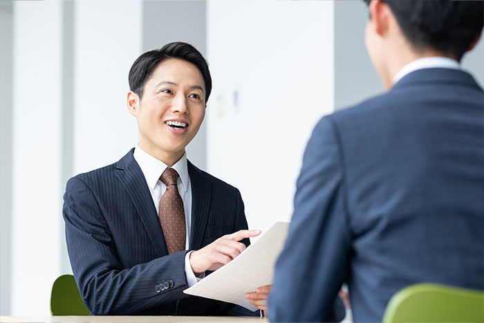打ち合わせをするビジネスパーソン
